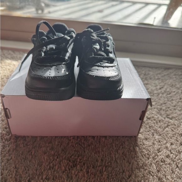 Size 6 Toddler Low Top Air Force 1’s - Picture 2 of 5